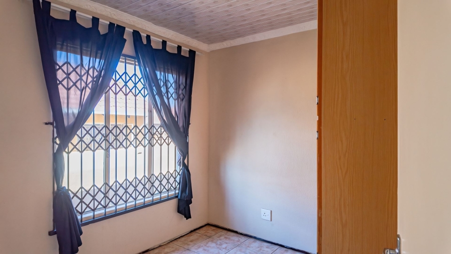 To Let 5 Bedroom Property for Rent in Tlhabane North West